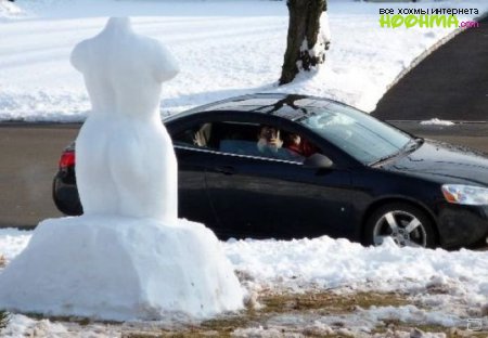 Веселая скульптура из снега