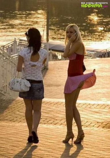 Шутники задирают юбки русским бабам на улице