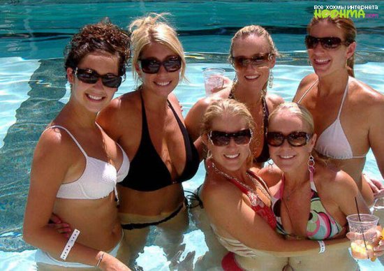 Девушки у бассейнов